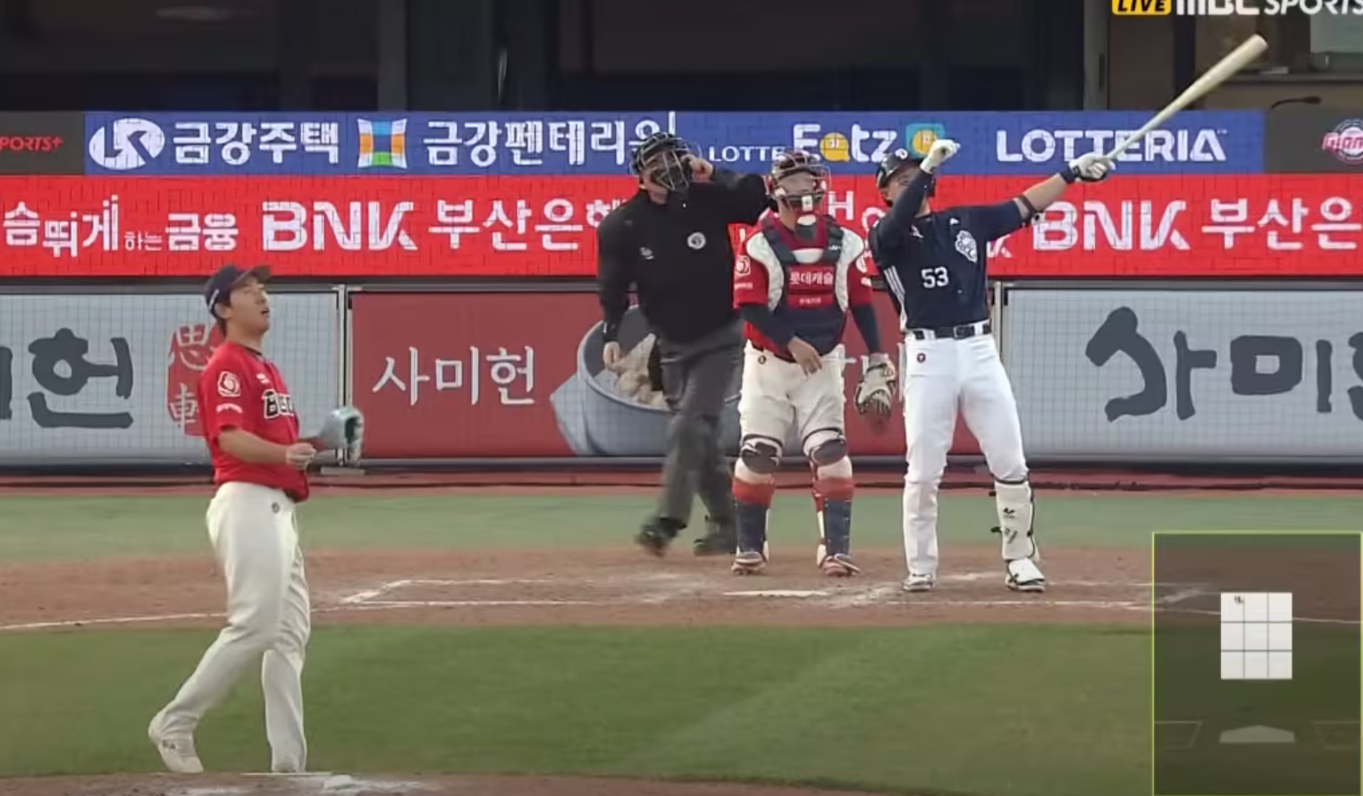 배트 플립 멋있는데… 매너 없다고?
