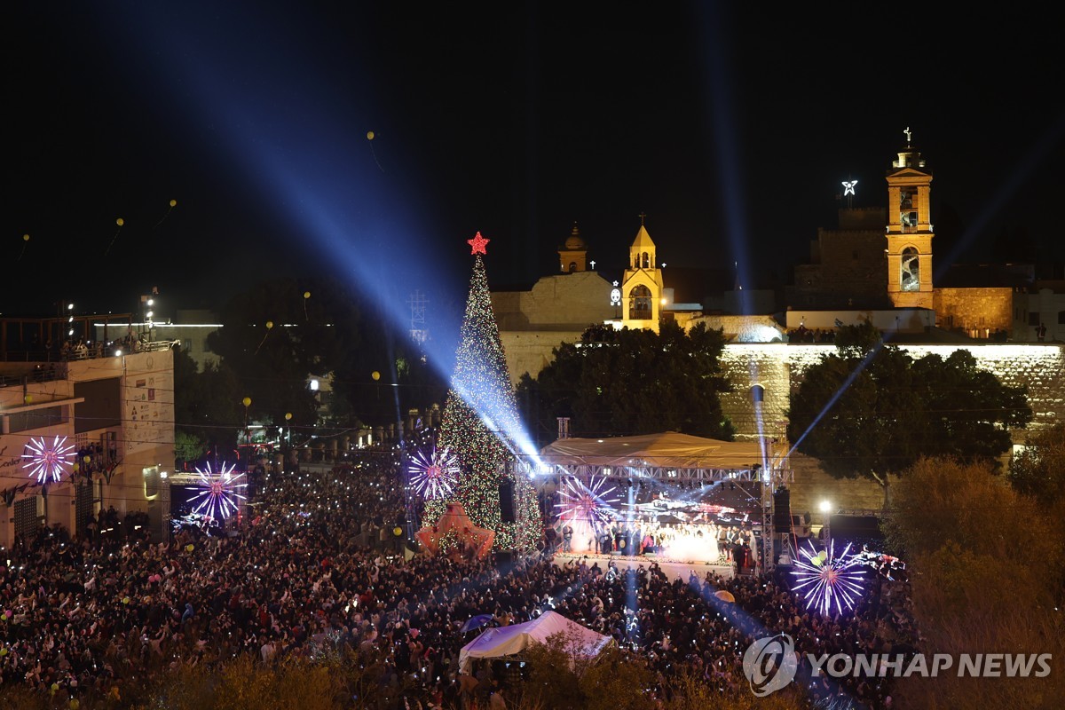 전쟁 때문에 꺼진 '베들레헴 트리 별' 3년 만에 다시 켜졌어요