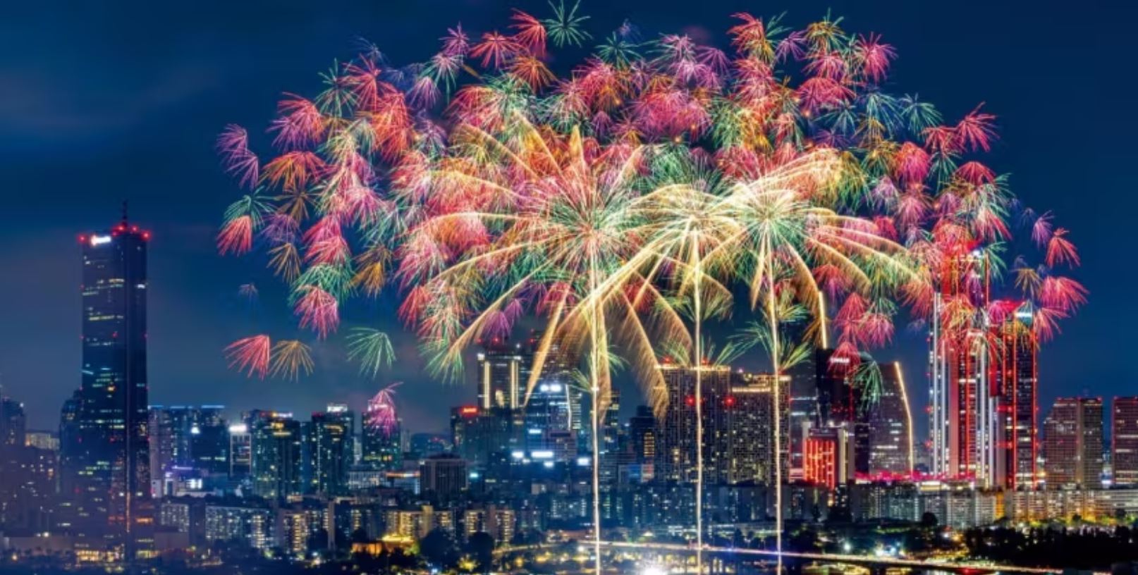 100만 명 몰리는 여의도 '불꽃 축제 특수'... 화려한 불꽃 아래에서 펼쳐지는 별의별 '돈벌이'<비즈니스> 작전