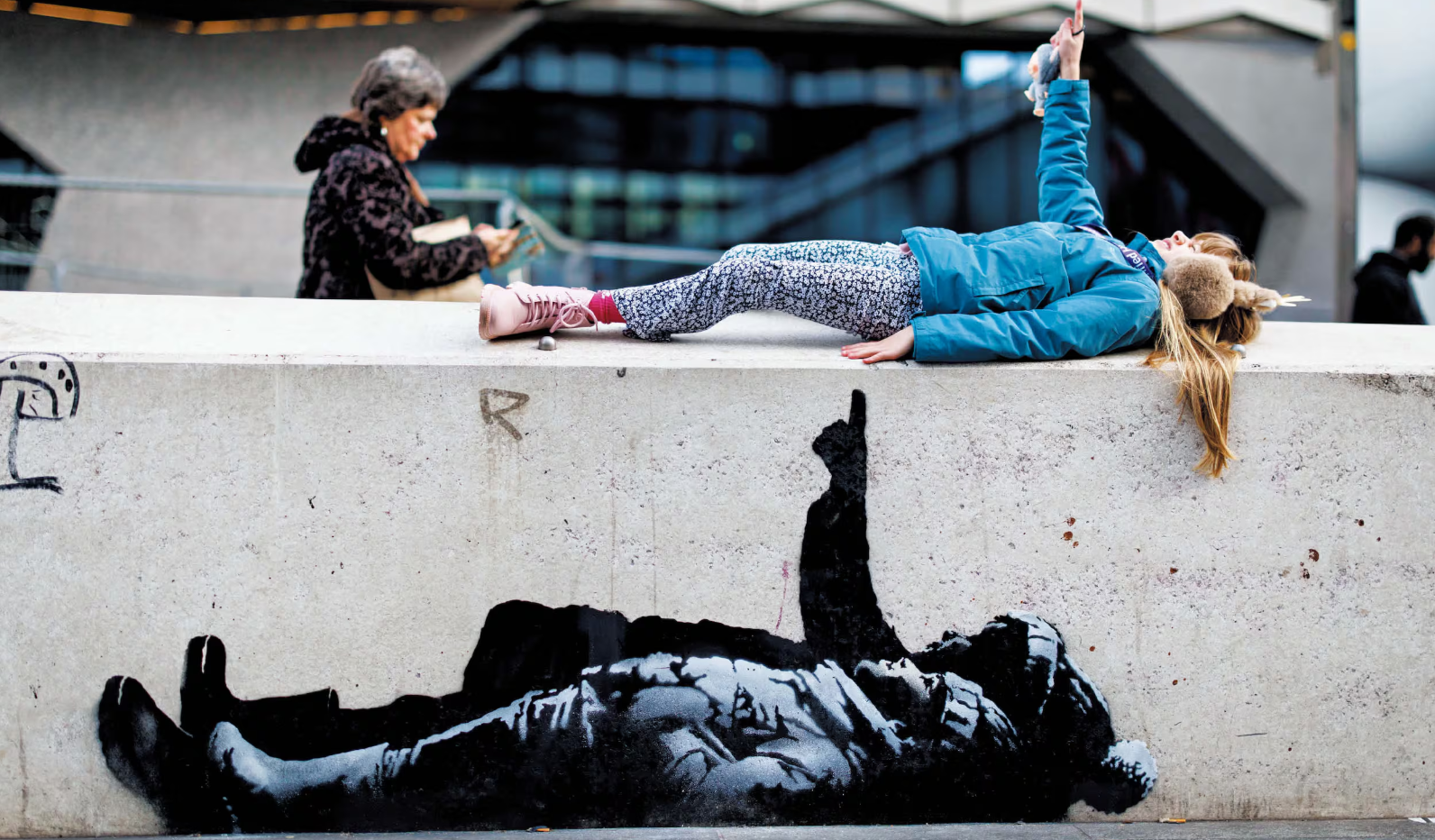 길바닥에 누워 하늘 보는 아이들··· '얼굴 없는 화가'<뱅크시> 새 작품이에요