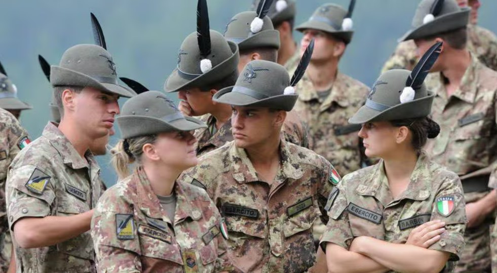 알프스를 지키는 '알피니' 모자에 까마귀 깃털이 달린 까닭