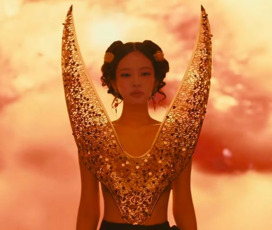 제니 뮤직비디오 의상, 신라 여성 지도자표현했대요