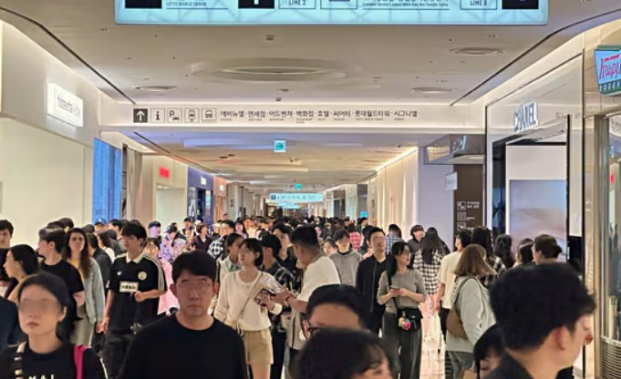 한국 몰려오는 유커<游客·중국인 관광객> 덕에 백화점 매출 '껑충'